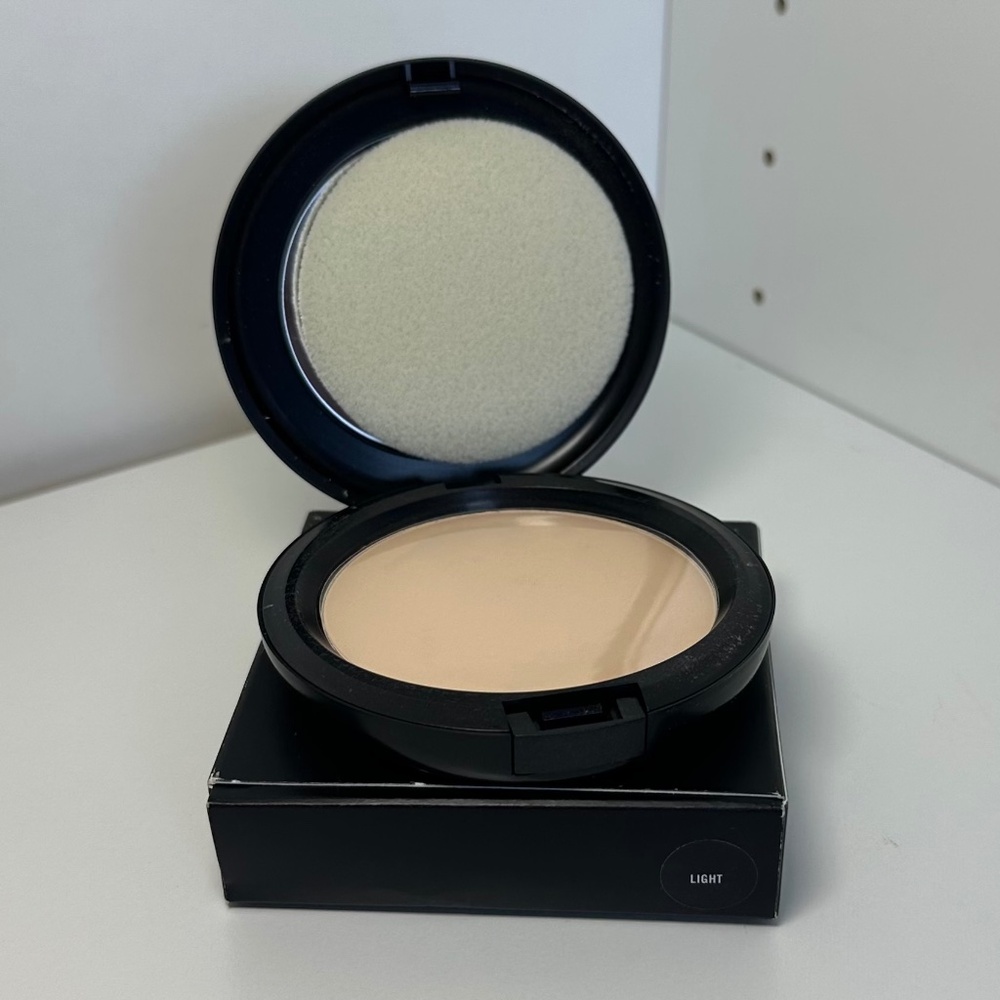 MAC Cosmetics Next to Nothing Pressed Powder - Light